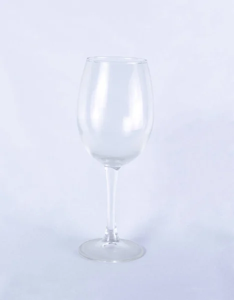 Bicchiere Vino Vuoto Superficie Riflettente Bianco — Foto Stock