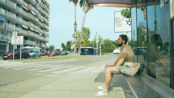 年轻人在等公共汽车 — 图库视频影像