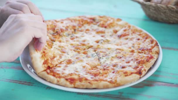 Servir une tranche de pizza de l'assiette 
