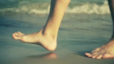 Sahilde Yürüyen Erkek Ayakları