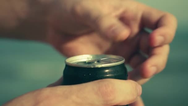 Opening en Drinken uit een blikje drank — Stockvideo