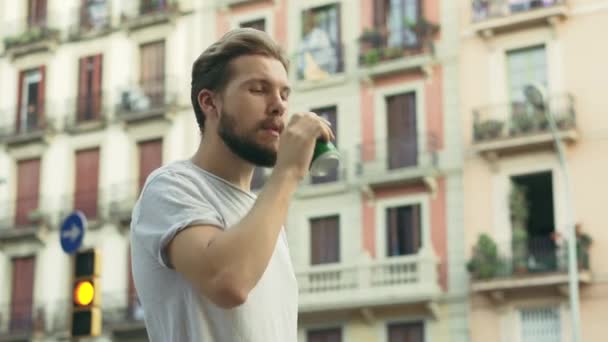 Fiatal jóképű kaukázusi férfi italozás az Európai utcában — Stock videók