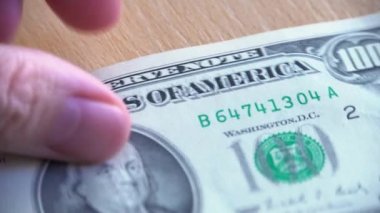Dört Yüz Dolarlık Banknotlar Sayılıyor