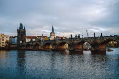 Prag, Çek Cumhuriyeti / 01 Kasım 2019: Prag 'daki Charles Köprüsü' ne bakın. Popüler turistik cazibe