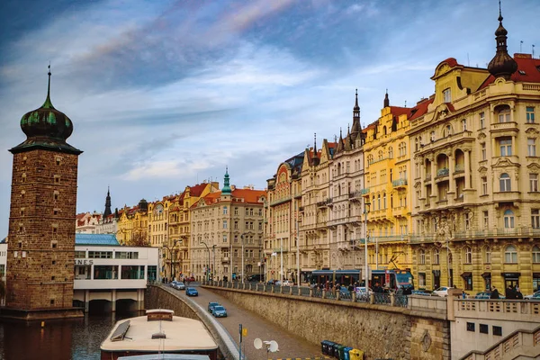 Prag, Çek Cumhuriyeti / 01 Kasım 2019: Prag 'daki Jiraskov köprüsünden kırmızı çatılı eski evlere bakın