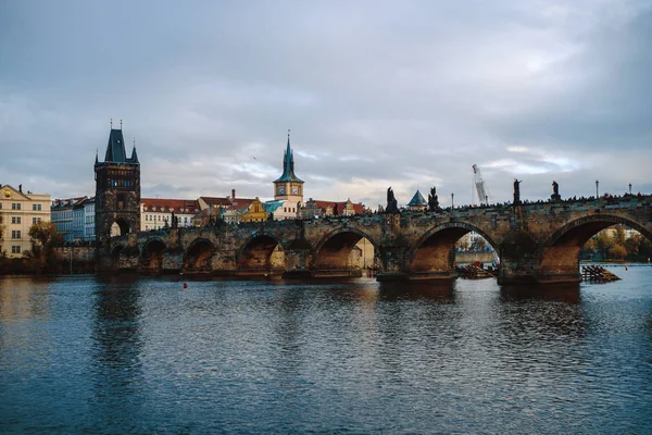 Prag, Çek Cumhuriyeti / 01 Kasım 2019: Prag 'daki Charles Köprüsü' ne bakın. Popüler turistik cazibe