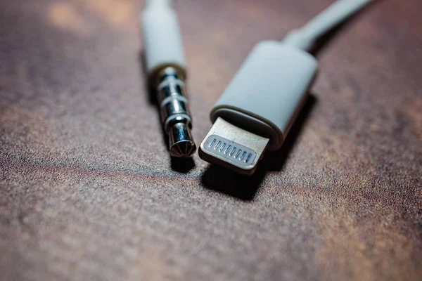 Yıldırım konnektörü ve 3.5 mm standart kriko yan yana yatıyor. Yeni Apple bağlantı konsepti