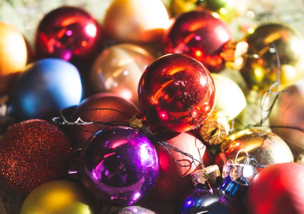 Bir sürü Noel ağacı oyuncağı. Yeni yıl ve kış tatili konsepti