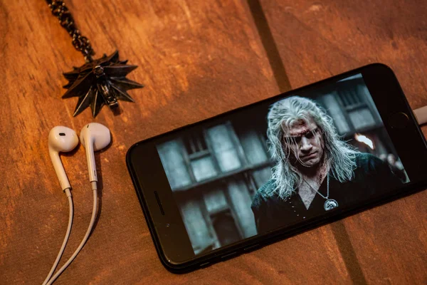 Nizhyn, Ukrayna / 21 Aralık 2019: Geralt 'ın cadısının Henry Cavill ile birlikte ekranda 
