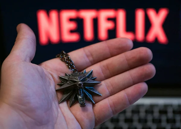 Nizhyn, Ukrayna / 21 Aralık 2019: Arka planda Netflix logosu olan cadı madalyonu. Yeni 