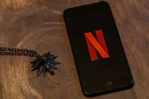 Nizhyn, Ukrayna / 22 Aralık 2019: Geralt 'ın madalyonu ve iPhone' u. 