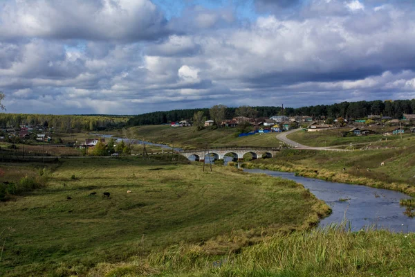 Велика Річка Між Двома Берегами Сільський Пейзаж — стокове фото