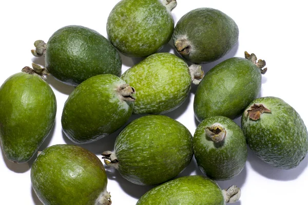 Ζουμερά ώριμα νόστιμα πράσινα φρούτα feijoa. Σε λευκό φόντο — Φωτογραφία Αρχείου