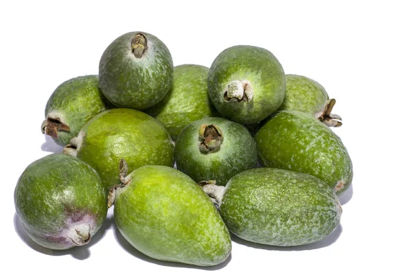 Соковиті стиглі смачні зелені фрукти фейхоа. На білому тлі — стокове фото