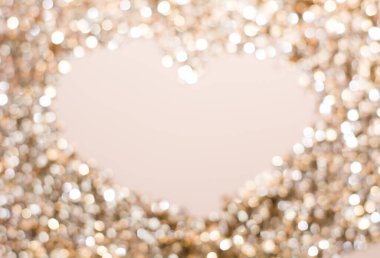 kalp şeklinde çerçeve altın bokeh, fenerler. Renkli tatil geçmişi. Metin için boşluk