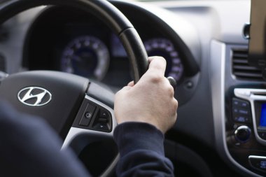 Moskova, Rusya, 23 Mart 2020: Arabanın direksiyonunda arka koltuktan Hyundai manzarası var.