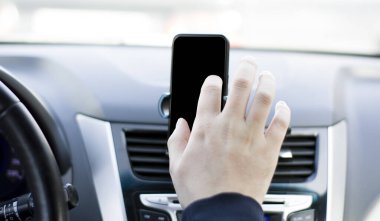Telefonun üzerinde el arabası olan bir adam, metin ve görüntü eklemek için siyah arkaplanı olan bir arabanın gösterge paneline sabitlenir. ön koltuk tipi