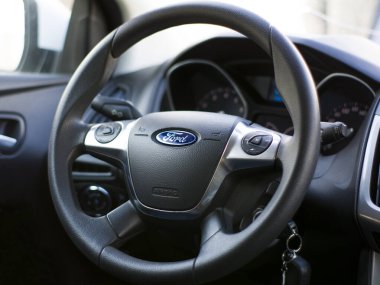 Moskova, Rusya, 4 Mayıs 2020: Genç bir erkeğin eli Ford 'un direksiyon simidinin üzerinde duruyor, arka koltuğun manzarası.