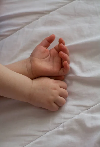 Mãos Bebê Adormecido Forma Coração Fundo Branco Sonho Uma Criança — Fotografia de Stock