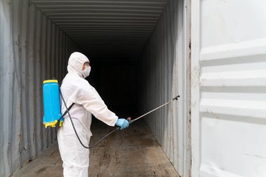 COVID-19 'u önlemek için depolama konteynerinin dezenfekte edilmesi