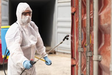 COVID-19 'u önlemek için depolama konteynerinin dezenfekte edilmesi