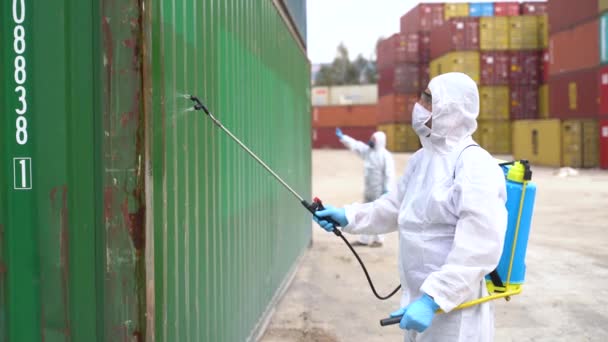 Las Personas Que Usan Trajes Protectores Rocían Productos Químicos Desinfectantes — Vídeo de stock