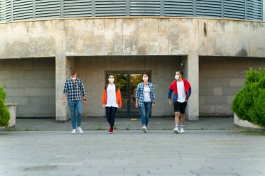 Bir grup çok ırklı arkadaş sokaklarda yürüyor.