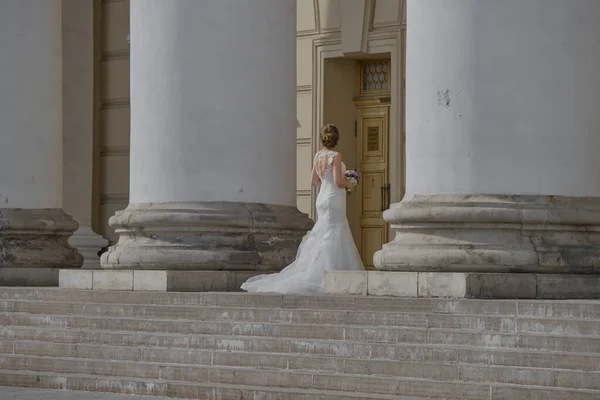モスクワのボリショイ劇場の階段には ウェディングドレスを着た女の子が立っています 2020年3月27日 — ストック写真