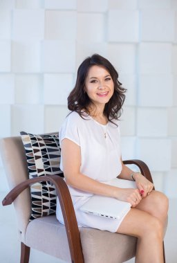 Fotoğraf stüdyosunda ayarla model