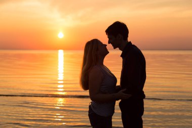 Aile gün batımında sahilde