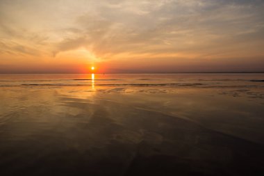 Aile gün batımında sahilde