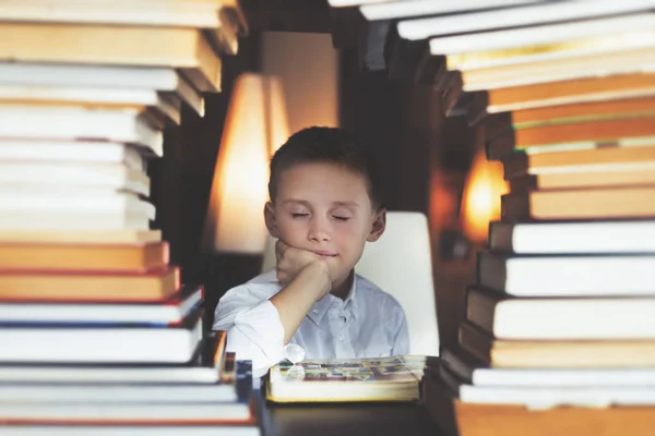 Băiatul Din Bibliotecă Citește — Fotografie, imagine de stoc