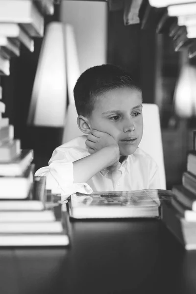 图书馆里的男孩正在看书 — 图库照片