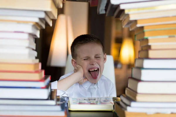 Jongen Bibliotheek Lezen — Stockfoto