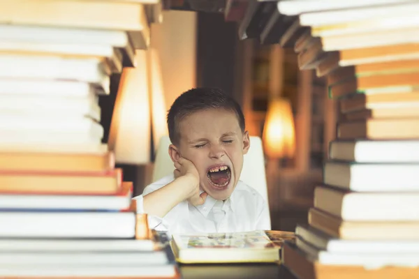 Chlapec Knihovně Čtení — Stock fotografie