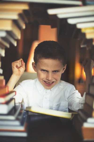 Chlapec Knihovně Čtení — Stock fotografie