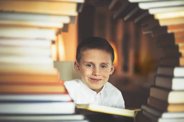 Мальчик Библиотеке Читает — стоковое фото