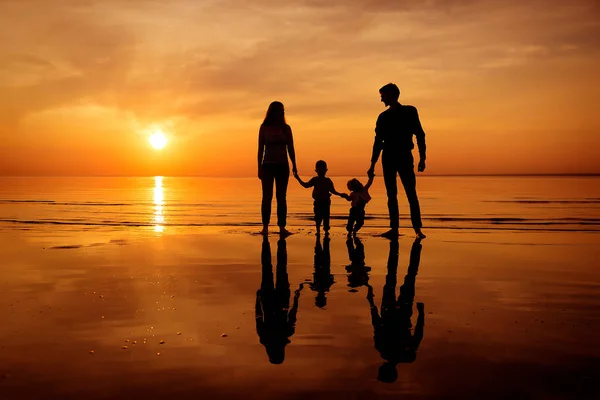 Famiglia Sulla Spiaggia Tramonto — Foto Stock