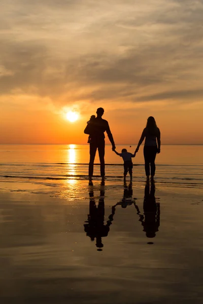 Семья Пляже Закате — стоковое фото