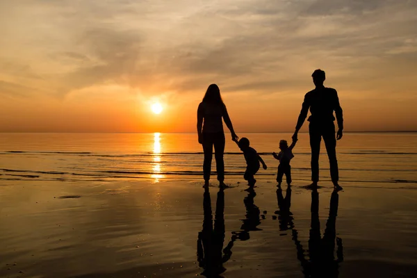 Famille Sur Plage Coucher Soleil — Photo