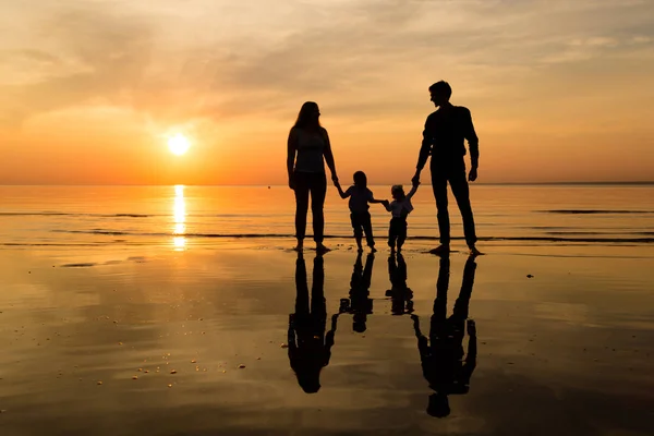 Rodzina Plaży Zachodzie Słońca — Zdjęcie stockowe