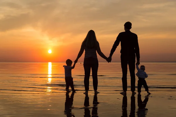Famiglia Sulla Spiaggia Tramonto — Foto Stock
