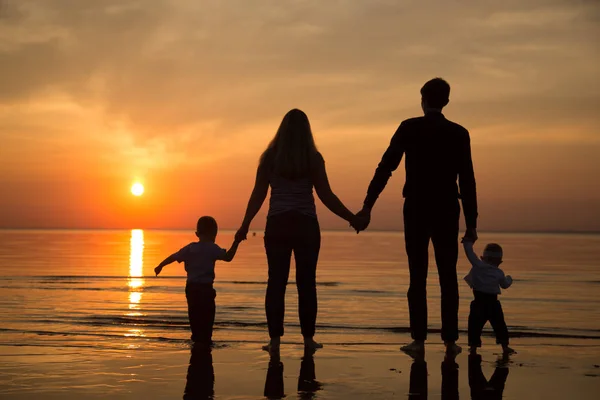 Rodina Pláži Při Západu Slunce — Stock fotografie