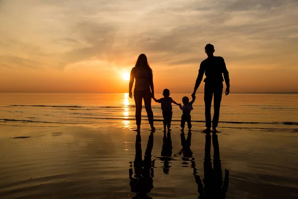 Rodina Pláži Při Západu Slunce Stock Snímky