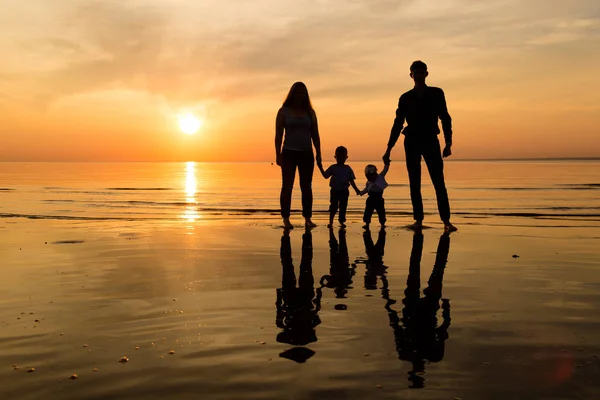Rodina Pláži Při Západu Slunce Royalty Free Stock Obrázky