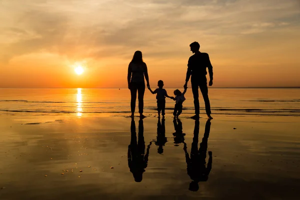 Rodina Pláži Při Západu Slunce Stock Fotografie