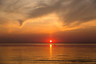 Aile gün batımında sahilde