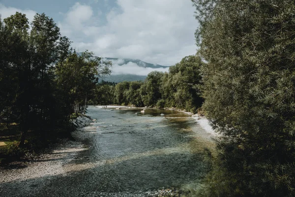 Piękna Błękitna Górska Rzeka Płynąca Między Zielonymi Drzewami Słoneczny Letni — Zdjęcie stockowe
