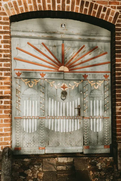 Stare Tradycyjne Drewniane Turkusowe Drzwi Wejściowe Kolorowymi Ozdobami Nim Cieniem — Zdjęcie stockowe