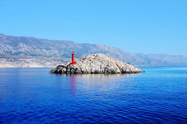 Faro en la pequeña isla de Zigljen frente al puerto de ferry en la isla croata de Pag — Foto de Stock